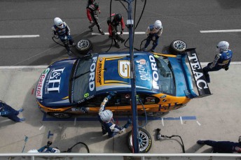 thumb The Richards/Moffat entry executes a pit stop at Phillip Island