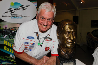 thumb Dick Johnson with his statue at Bathurst today