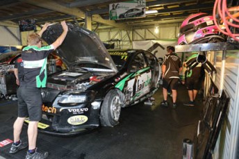 thumb The crew work on Karl Reindler's car at Surfers Paradise