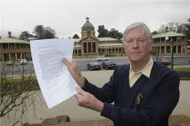 thumb Former Bathurst mayor Ian MacIntosh