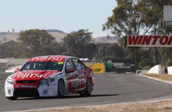 thumb Scott McLaughlin enters Turn 3